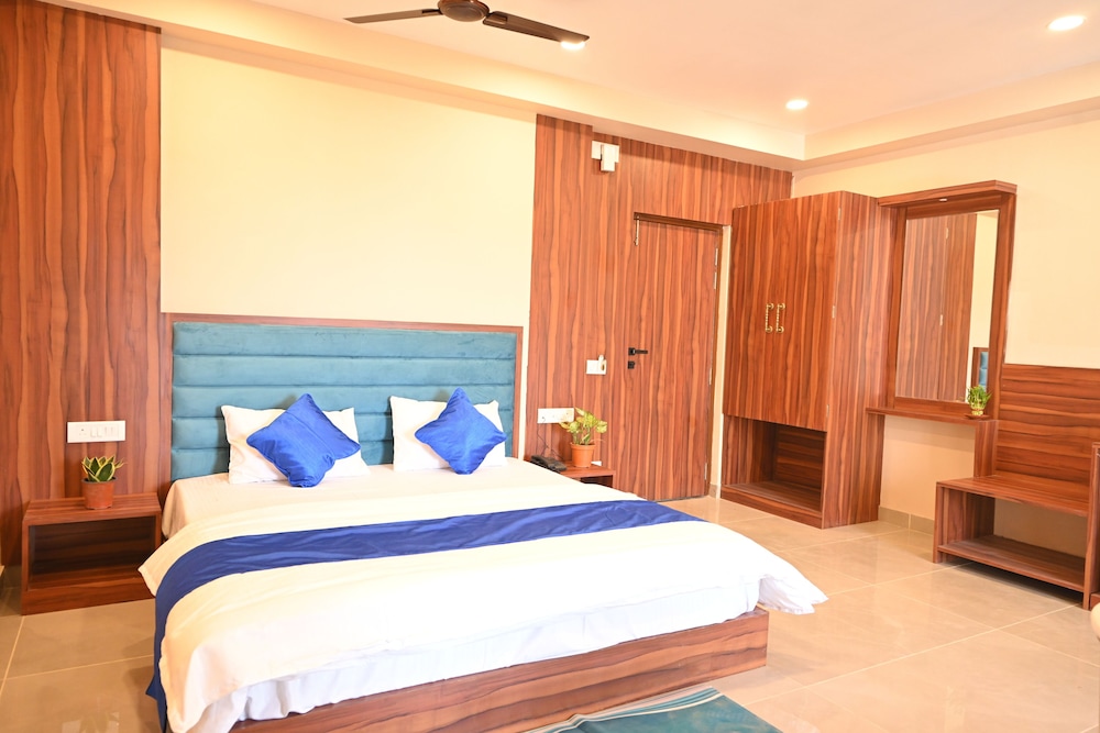 Luxury Triple Room, Balcony, Garden View