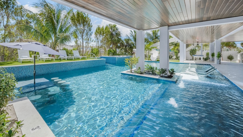Deep Blue Sea in Sarasota, 사진 13
