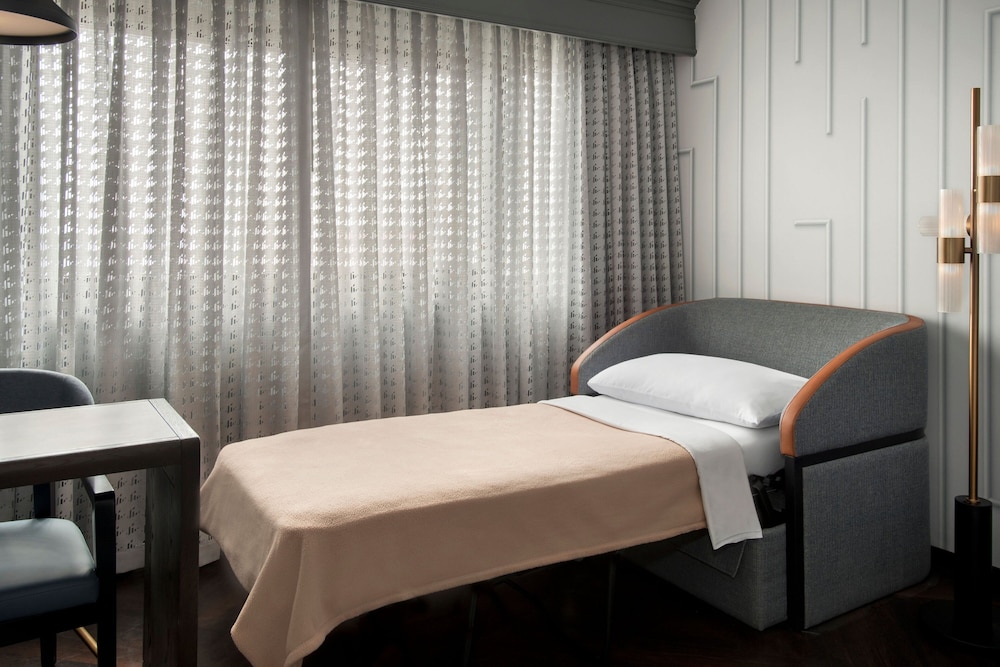 Club Room, 1 King Bed - Photo 5