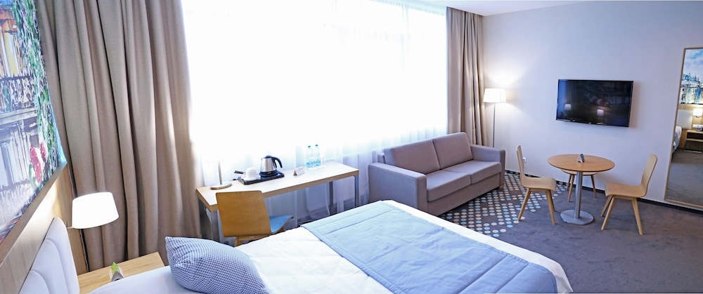 Family Studio, 1 King Bed with Sofa bed, Kitchenette, City View photo 3