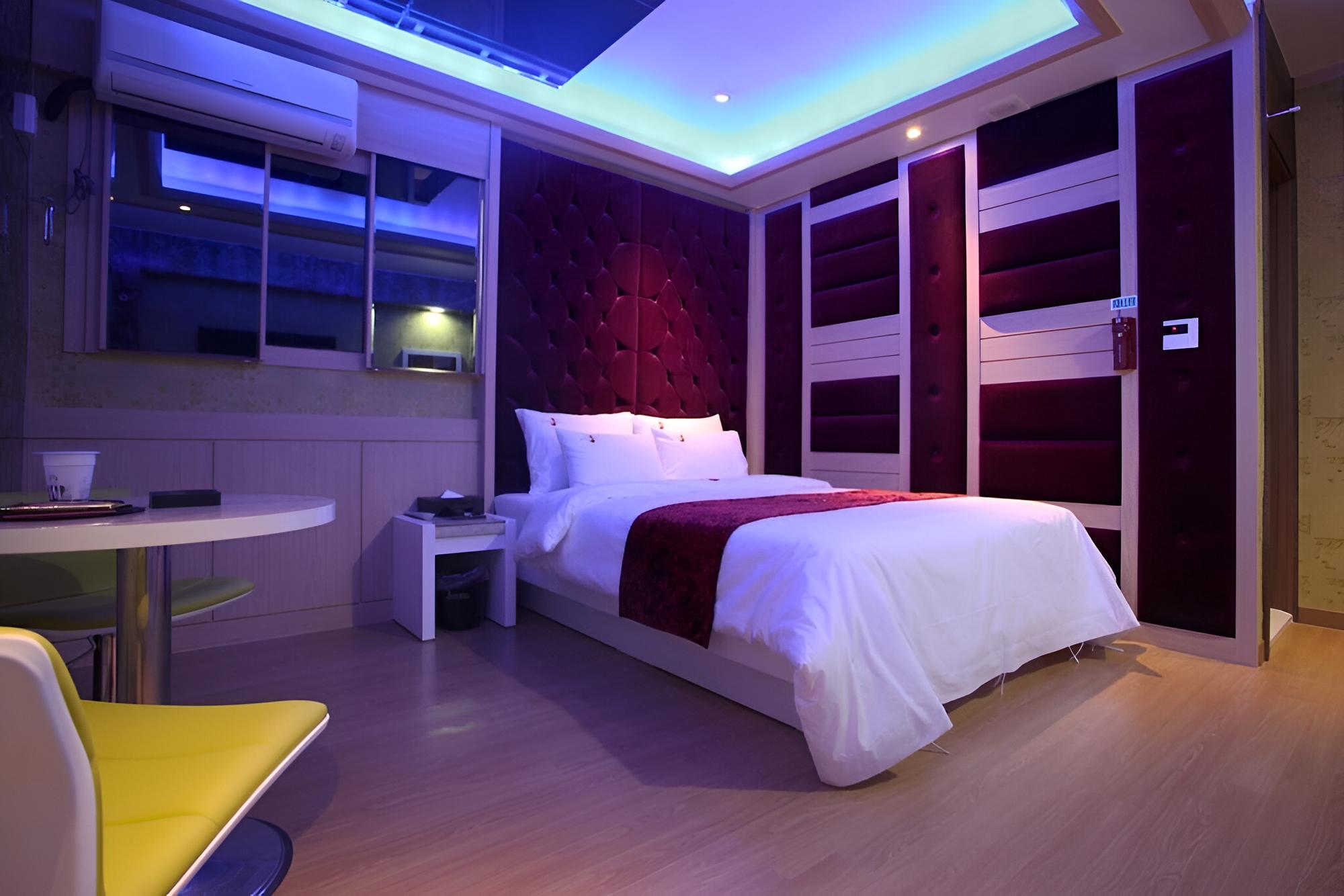 Room (Standard Room) - Photo 26