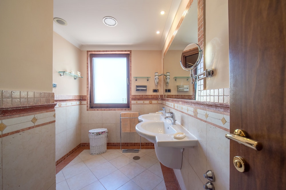 Suite, Hot Tub, Partial Sea View thumbnail 5