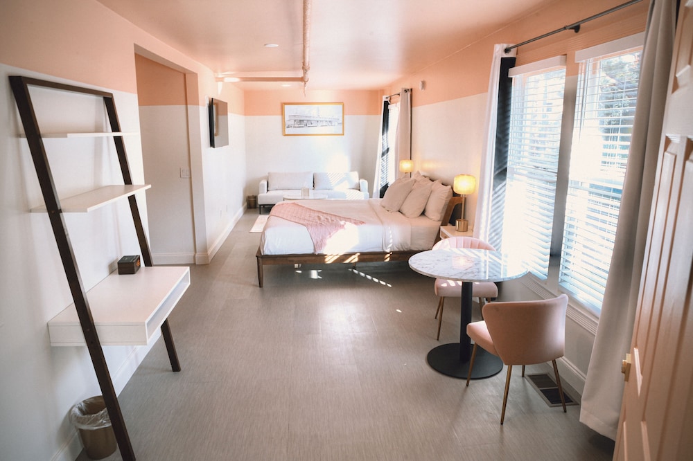 King Suite, 1 Bedroom (Greyhound) photo 3