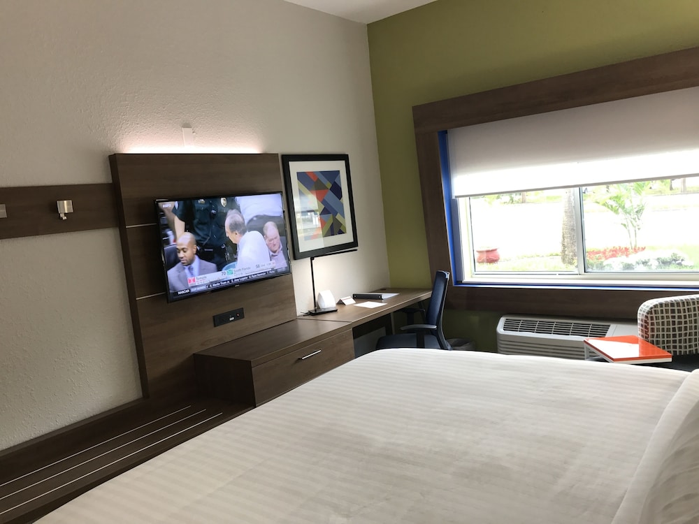 Standard Room, 1 King Bed (Walk-In Shower) - Photo 5
