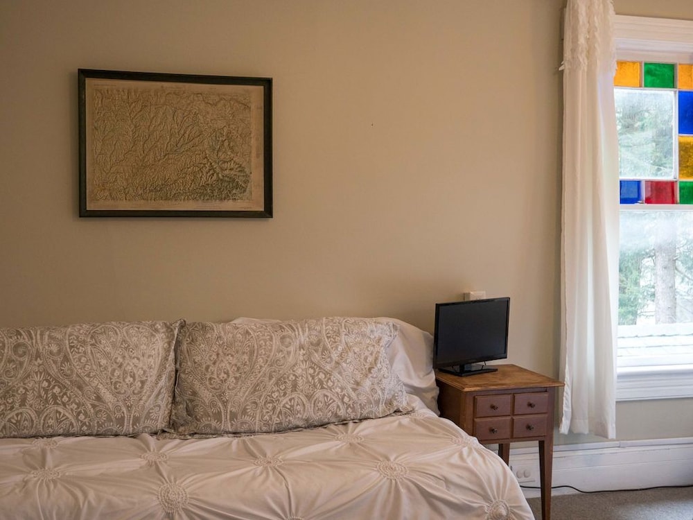 Esopus Room,  2nd Floor, 1 Queen Bed, 1 Daybed, and 1 Trundle Bed, Non Smoking, Private Bathroom photo 2