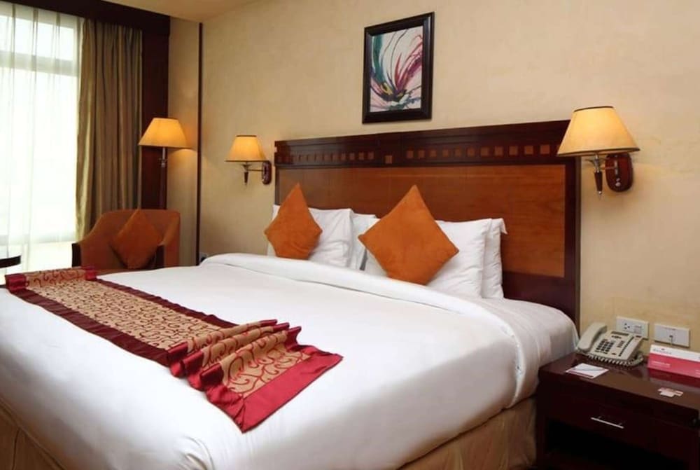 Room, 1 King Bed, Accessible, Non Smoking (Mobility City View) - Photo 1