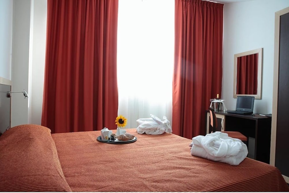 Classic Triple Room, 2 Bedrooms, Ensuite photo 3