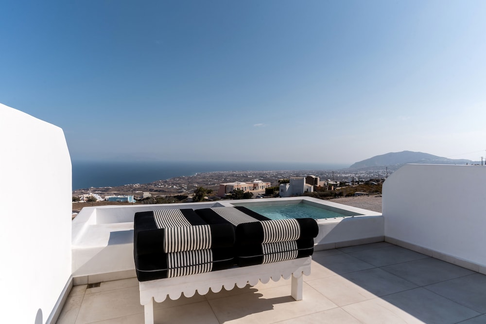 Deluxe Suite with Sea View and Hot Tub - Photo 10