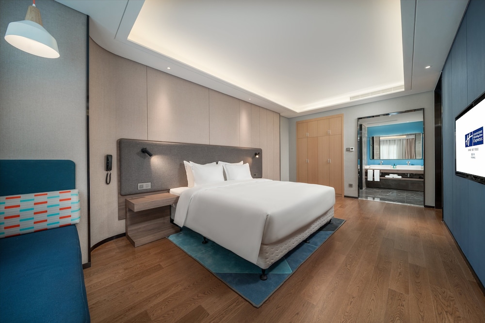 Suite, 1 King Bed (Living Area) - Photo 3