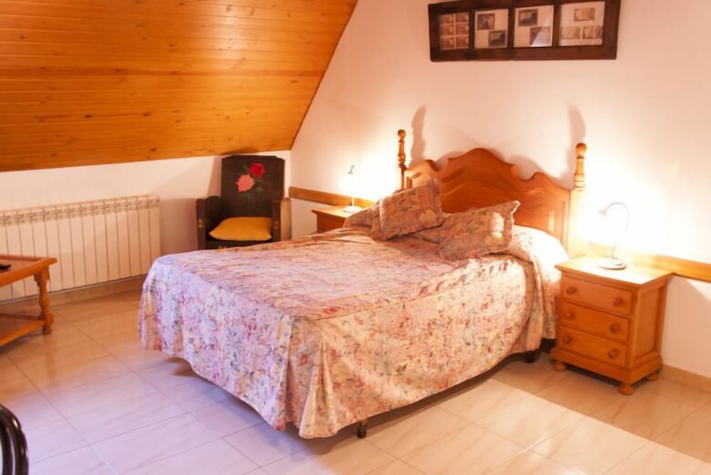 Quadruple Room (1 Double Bed And 2 Single Beds) photo 3