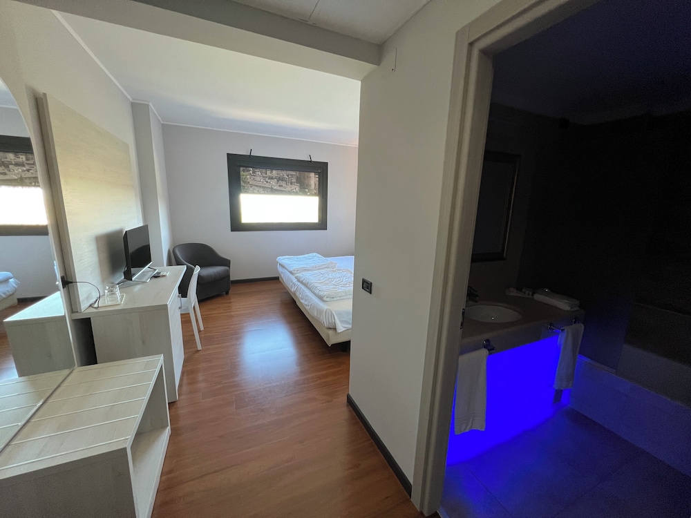 Deluxe Double Room Single Use, Hill View photo 3
