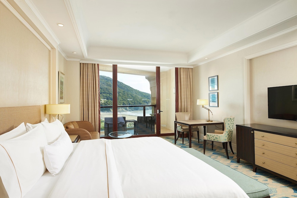Room, 1 King Bed, Balcony, Partial Ocean View
