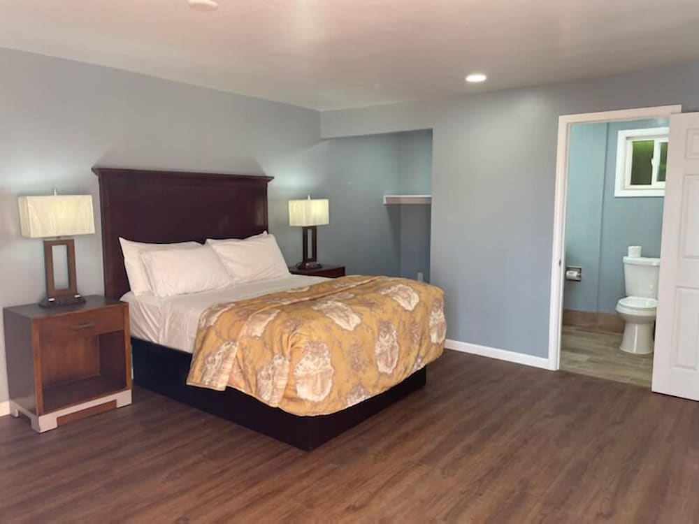 Queen Bed, Non-Smoking - Photo 20