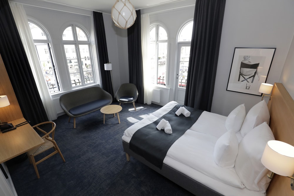 Superior Deluxe Double Room, Canal View thumbnail 6