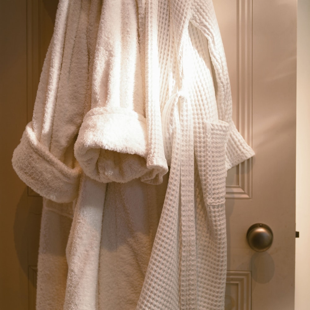 Deluxe Room, 1 King Bed, Accessible, City View (Bathtub) - Photo 6