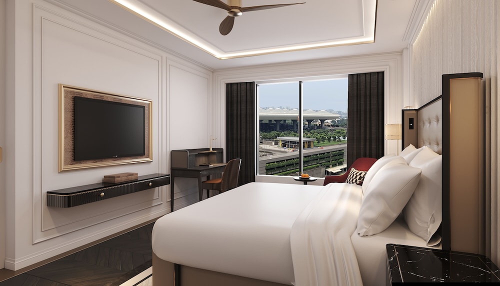 SIGNATURE 1 King Bed City View