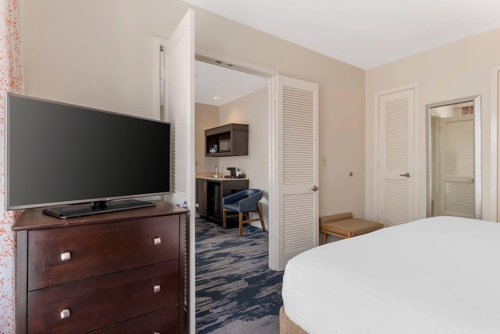 Suite, 1 King Bed with Sofa bed, Non Smoking, City View - Photo 5