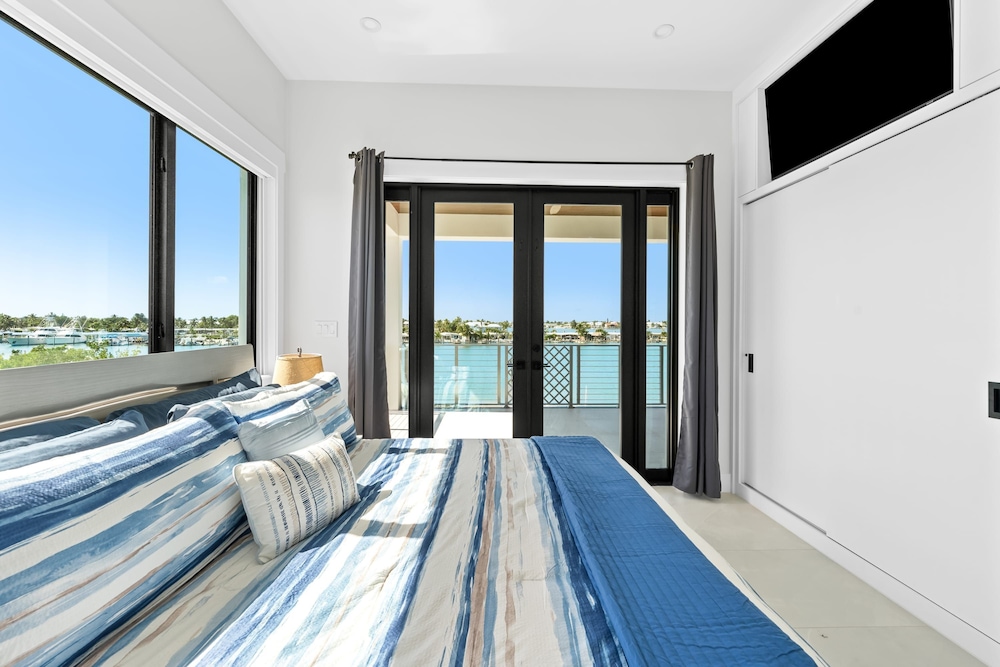 Luxury Seaside Escape ~ Heated Pool w Jacuzzi ~ Elevator ~ Dock ~ Scenic Views, Billede 7