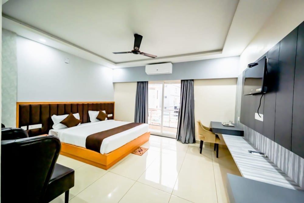 Deluxe Double Room, City View