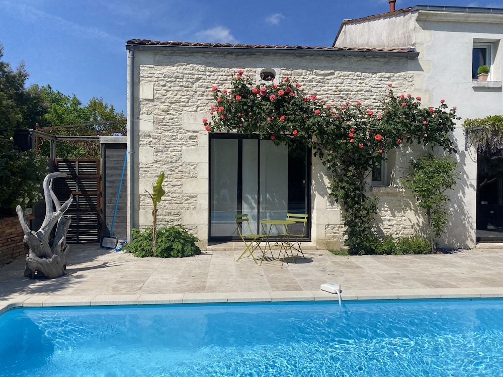 Deluxe Double Room, Private Bathroom, Pool View photo 3