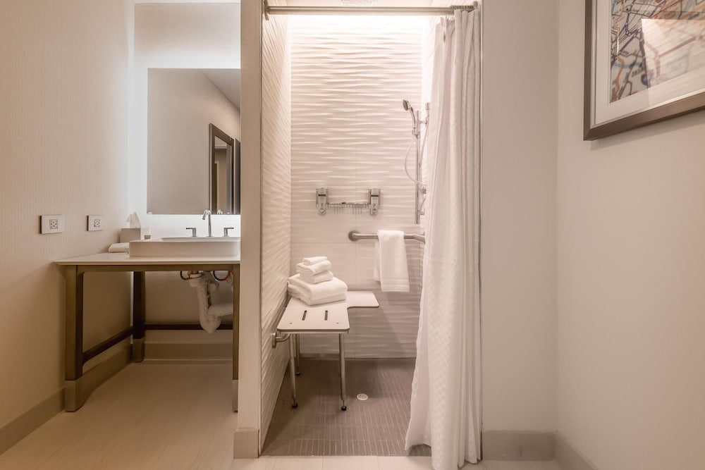 Executive Suite, 1 Double Bed (Mobility/Hearing Access, Roll-in Shwr)