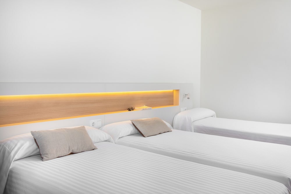Superior Triple Room, Partial Sea View (3 Adults) photo 3