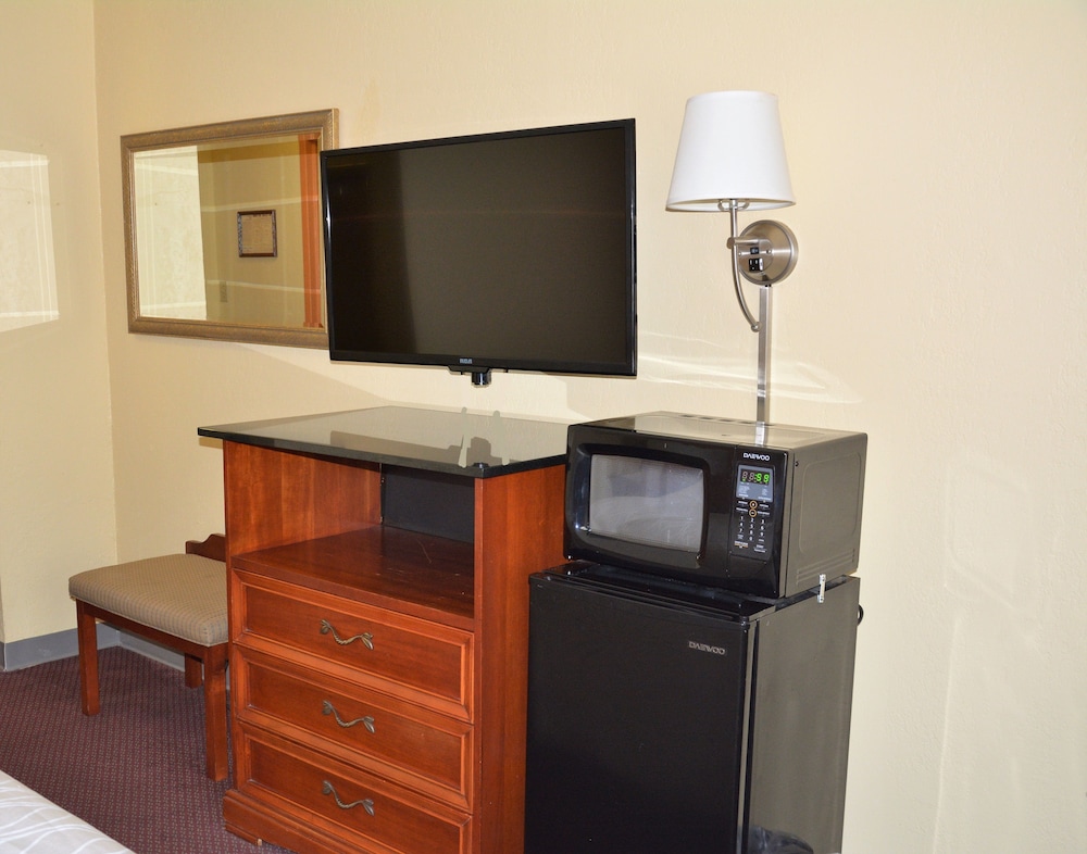 Room, 1 King Bed, Non Smoking, Jetted Tub - Photo 2