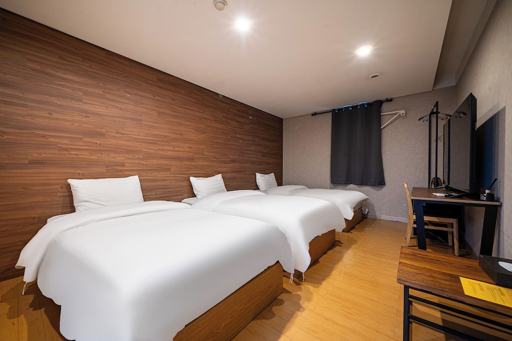 Family Room, 3 Twin Beds - Photo 7