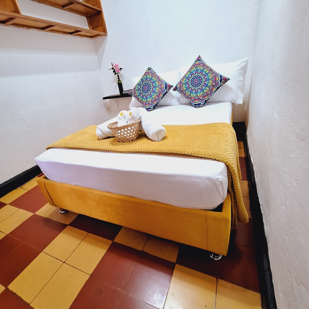 Standard Double Room, 1 Large Twin Bed, Shared Bathroom, Courtyard View photo 2