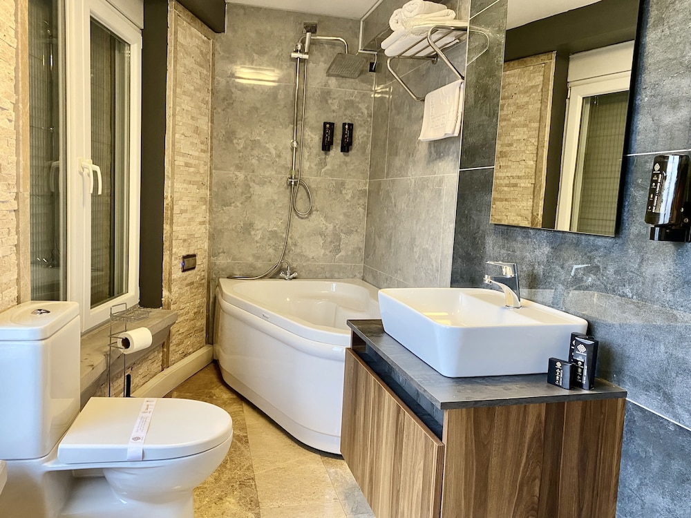 Grand Suite, Bathtub, City View photo 2