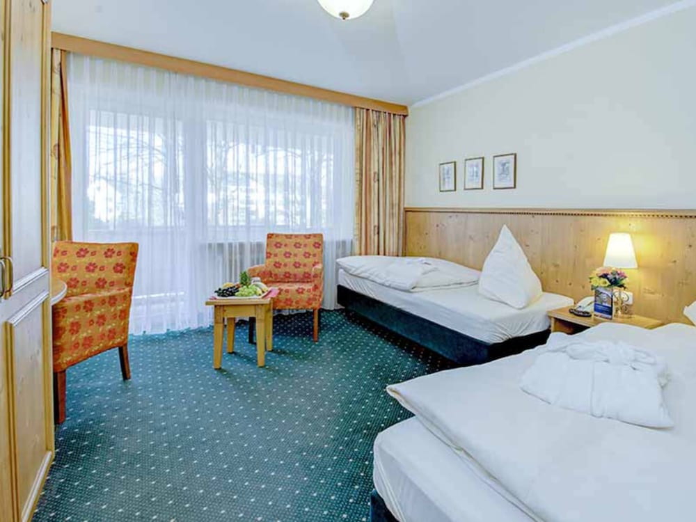 Classic Triple Room, 1 King Bed With Sofa Bed photo 3