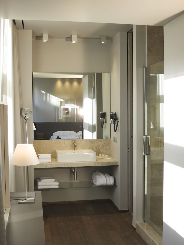 Deluxe Room thumbnail 5