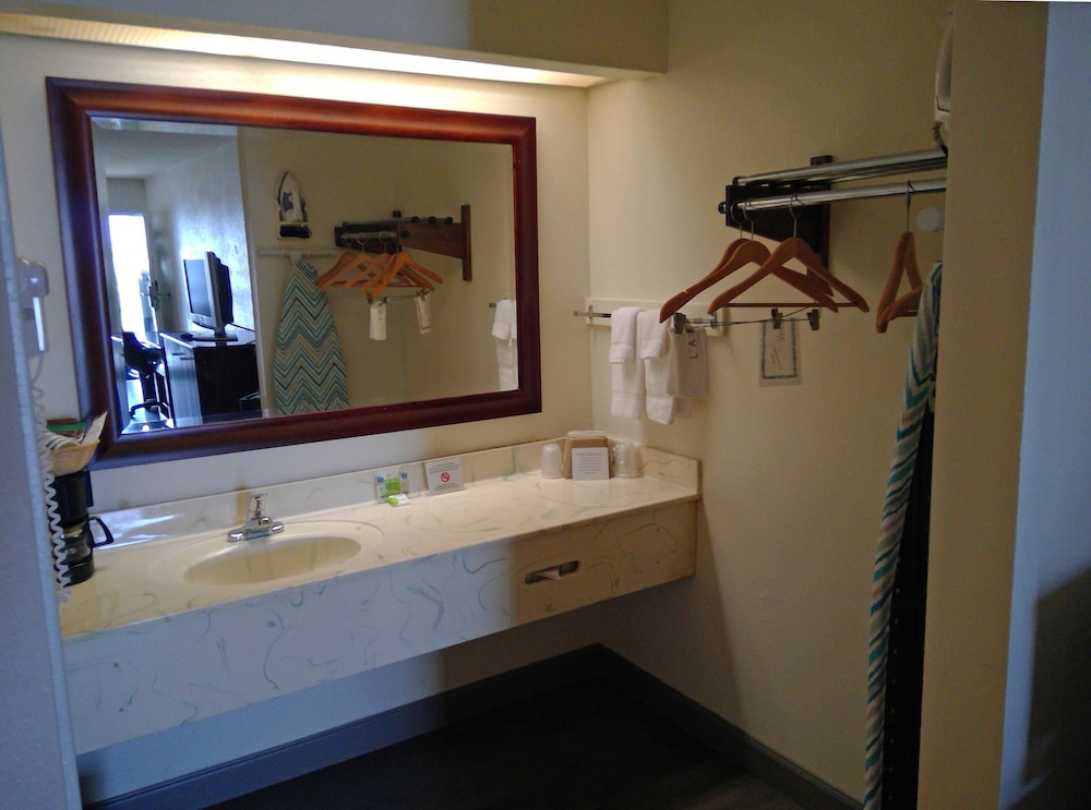 Room, 2 Queen Beds, Non Smoking photo 3