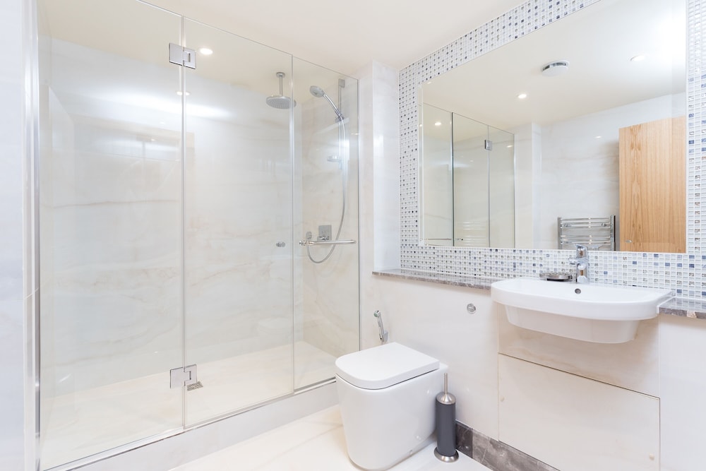 Luxury Apartment, 4 Bedrooms, Accessible photo 2