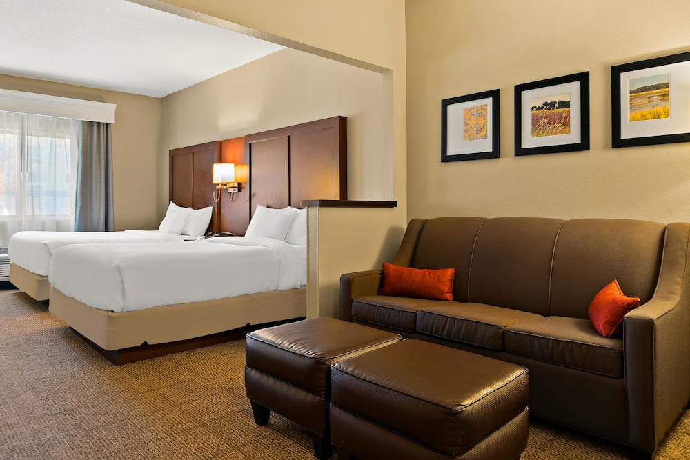 Suite 2 Queen Beds Non Smoking Room with 2 Person Sofa Bed - Photo 1
