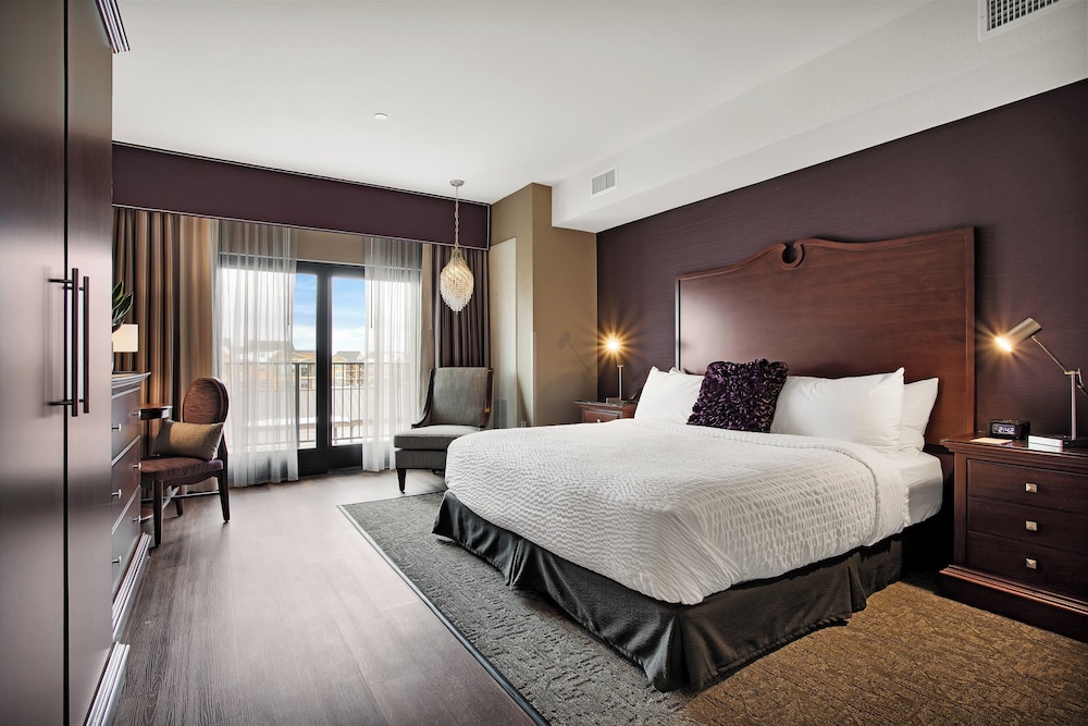 Premier Room, 1 King Bed (Accessible)