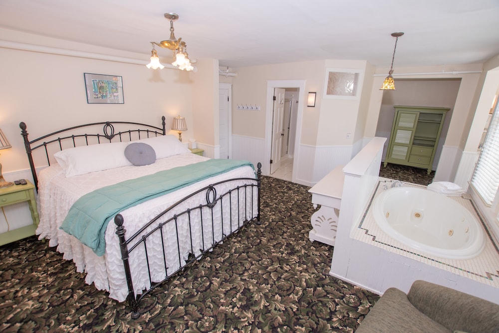 Premium Room, 1 King Bed, Jetted Tub