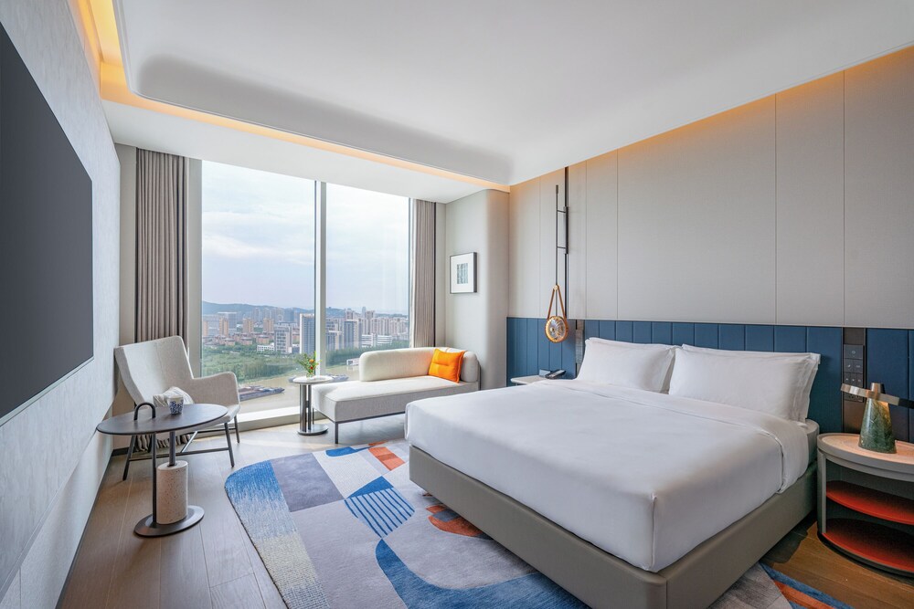 Superior Room, 1 King Bed, Lake View photo 1