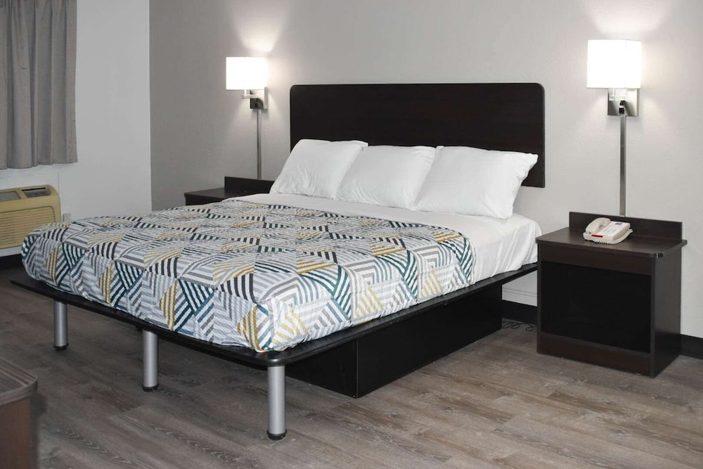 Standard Room, 1 King Bed, Non Smoking - Photo 3