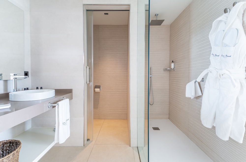 Junior Suite, Pool View thumbnail 5