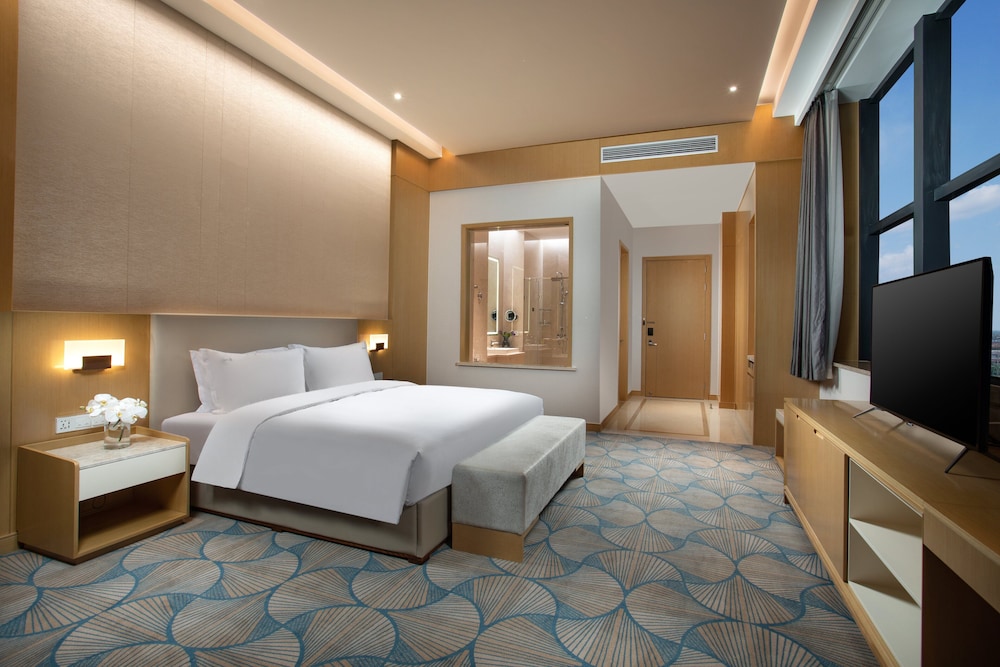Premium Room, 1 King Bed photo 2