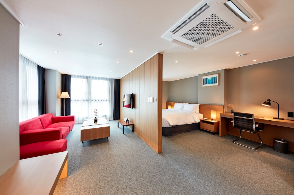 Suite, 1 Queen Bed, Corner - Photo 1