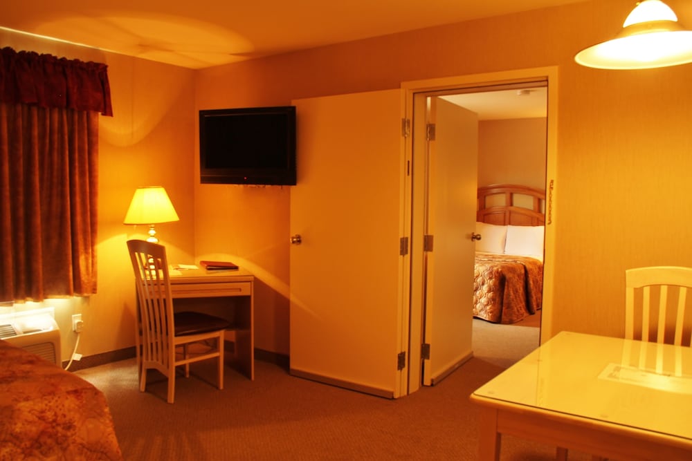 Superior Room, 1 Queen Bed photo 2