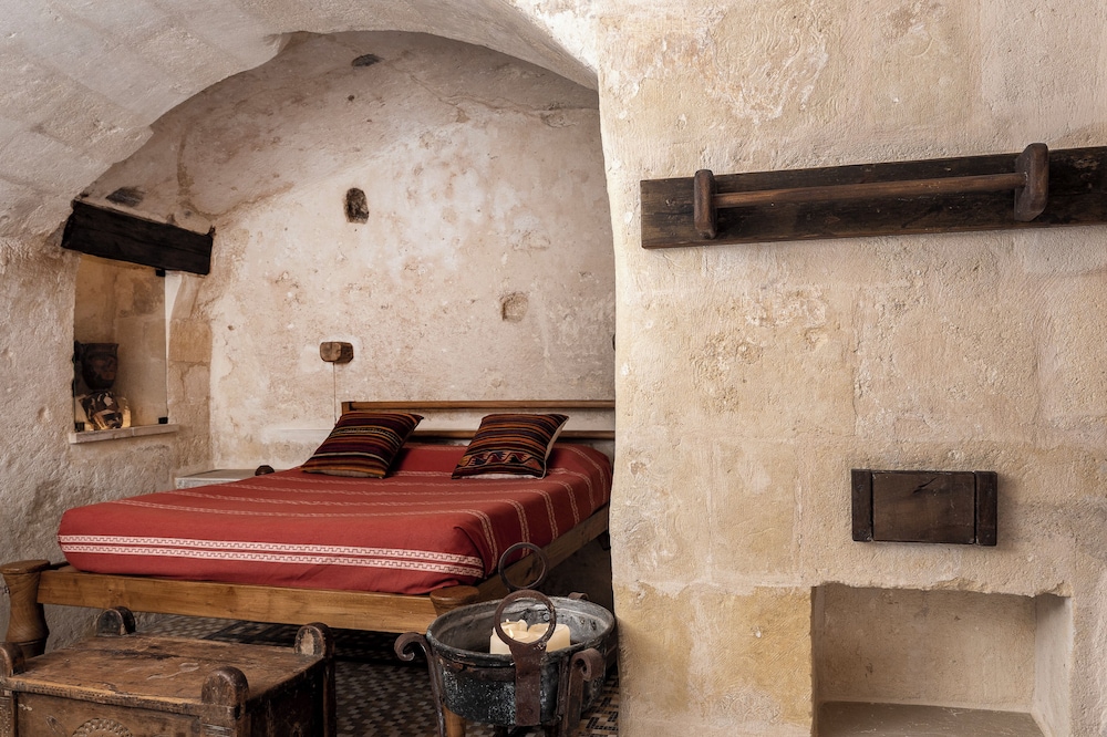 Magna Graecia Dwelling 11 - in a cave