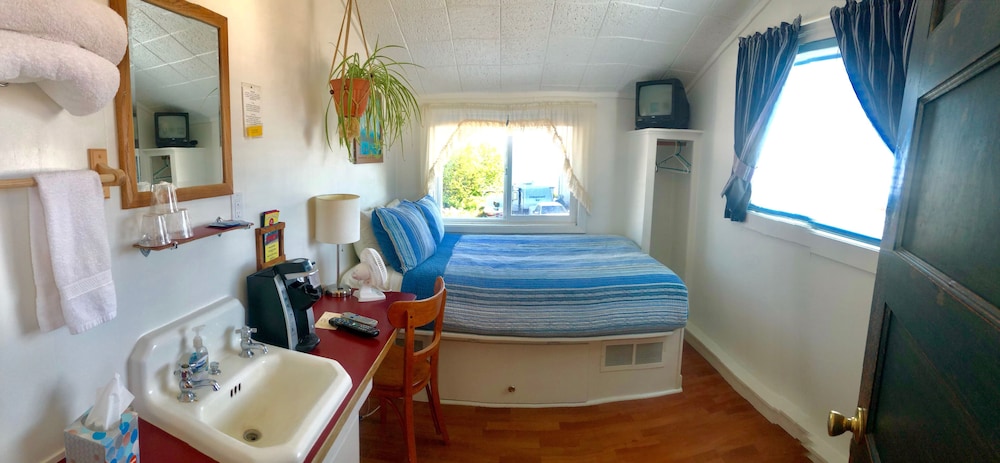 European Style Rm #7 (Shared Bath) (1 double bed, upstairs)
