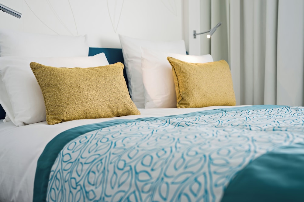 Superior Room, 1 King Bed, Sea View thumbnail 6