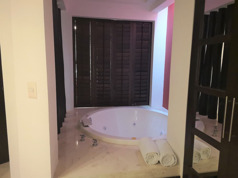 Superior Apartment, 3 Bedrooms, Jetted Tub photo 2