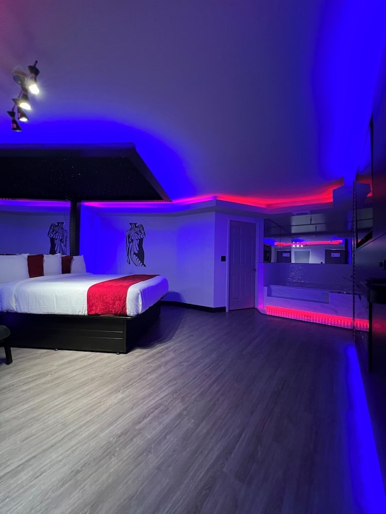 Standard Suite (Jacuzzi) photo 2