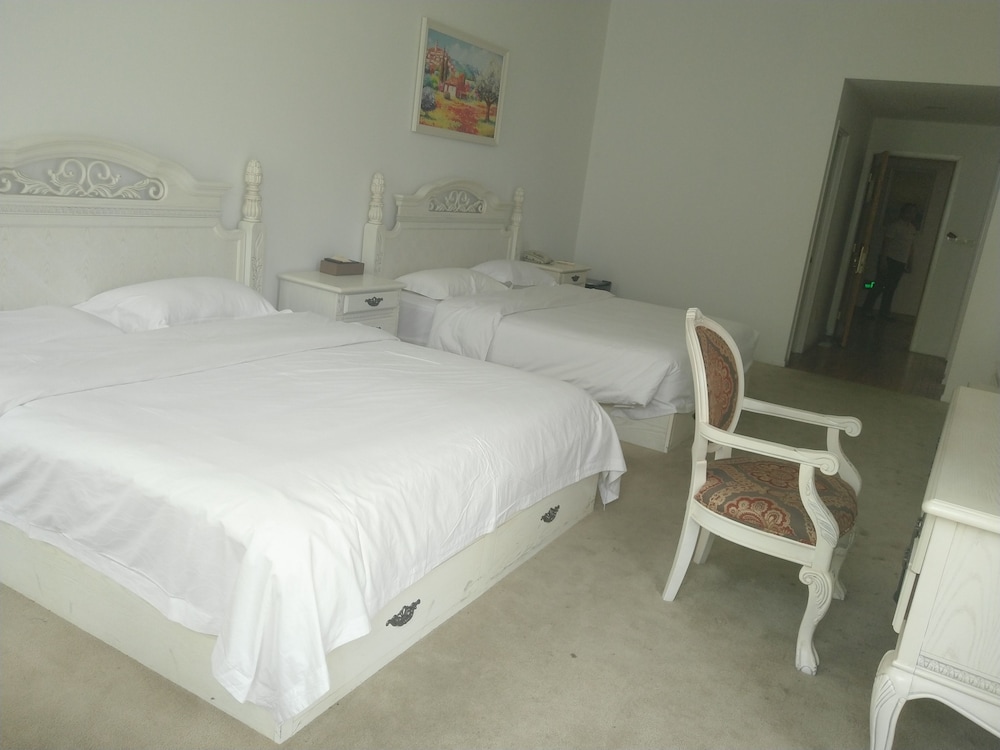 Classic Quadruple Room, 2 Queen Beds photo 2