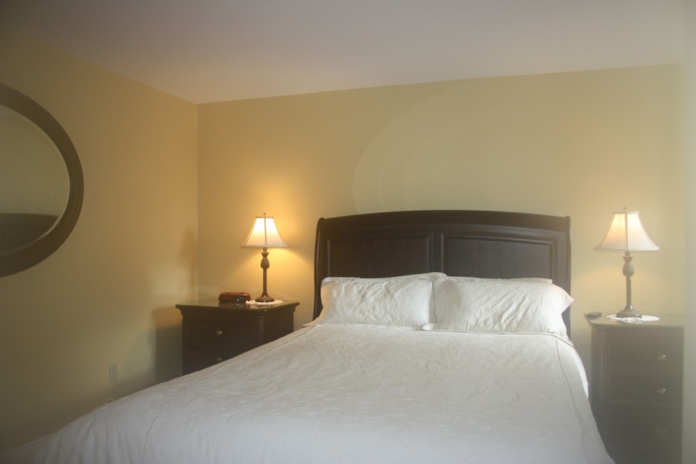 Junior Suite, 1 Queen Bed, Private Bathroom photo 2